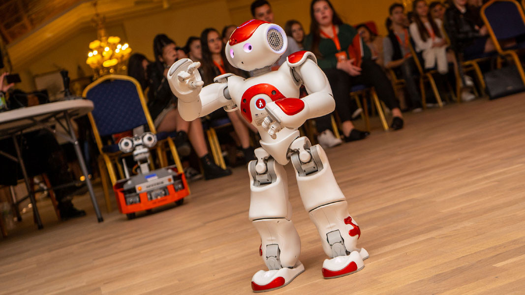 Der virtuelle Moderator des Seminars – der Roboter Naum ist eine der Hauptattraktionen für die Teilnehmer.