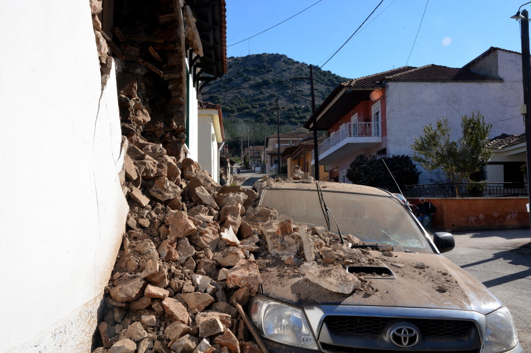 Стена на къща, срутена от земетресението - с. Дамаси, района на Лариса - 3 март 2021 г.