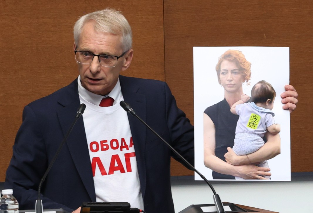 Николай Денков от ПП-ДБ говори за ареста на варненския кмет Благомир Коцев от парламентарната трибуна; Снимка: БТА