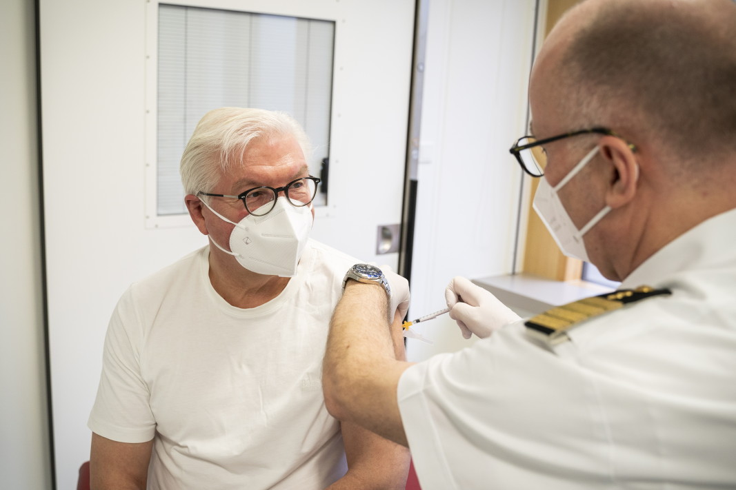 Германският президент Франк-Валтер Щайнмайер се ваксинира с препарата на АстраЗенека в болницата в Бундесвера в Берлин, 1 април 2021 г.