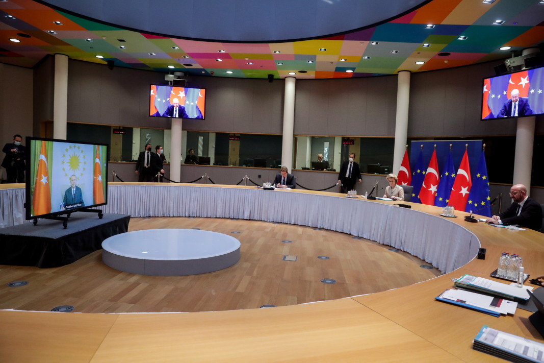  Председателят на Европейския съвет Шарл Мишел и ръководителят на Европейска комисия Урсула фон дер Лайен организират видео диалог с президента на Турция Реджеп Тайип Ердоган в Брюксел, Белгия. Европейски Съюз и Турция се стремят да подобрят връзките си, откакто напрежението доближи връх през 2020 година поради морските искания в Източното Средиземноморие, 19 март 2021 година 