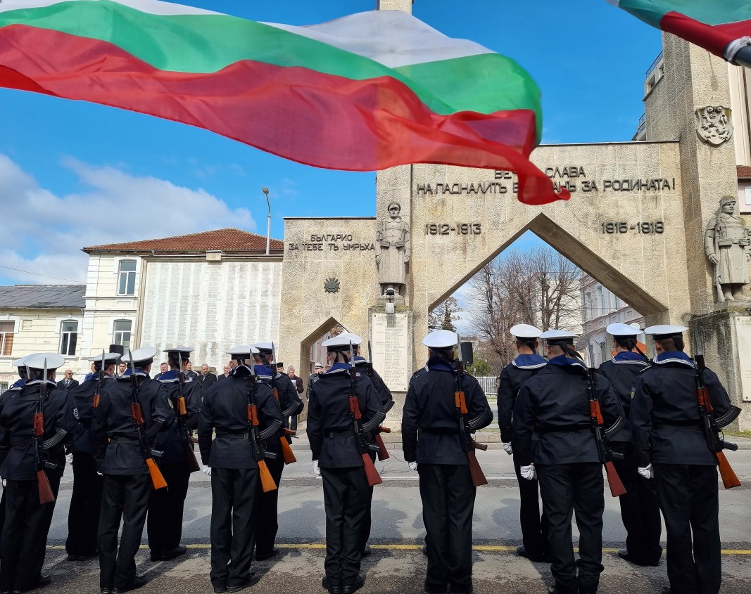 Паметник-порталът на Осми приморски полк във Варна
