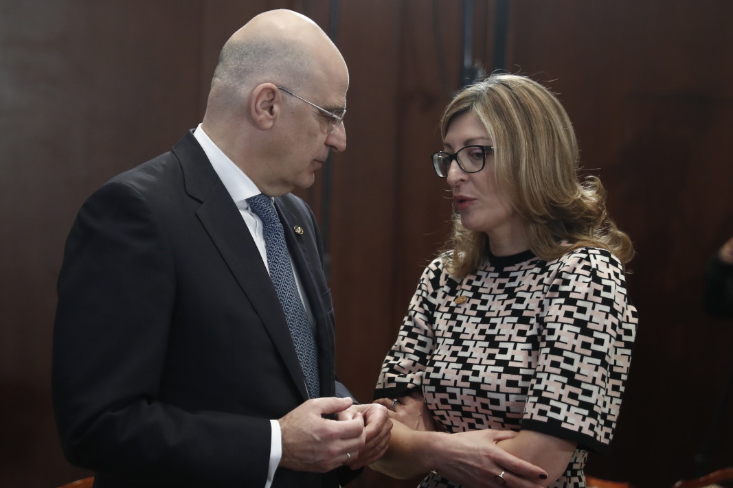 Външният министър Екатерина Захариева и гръцкият ѝ колега Никос Дендиас.