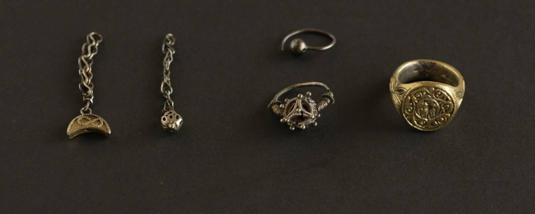 Ювелирни женски накити и пръстена инсигния с двуглавия орел