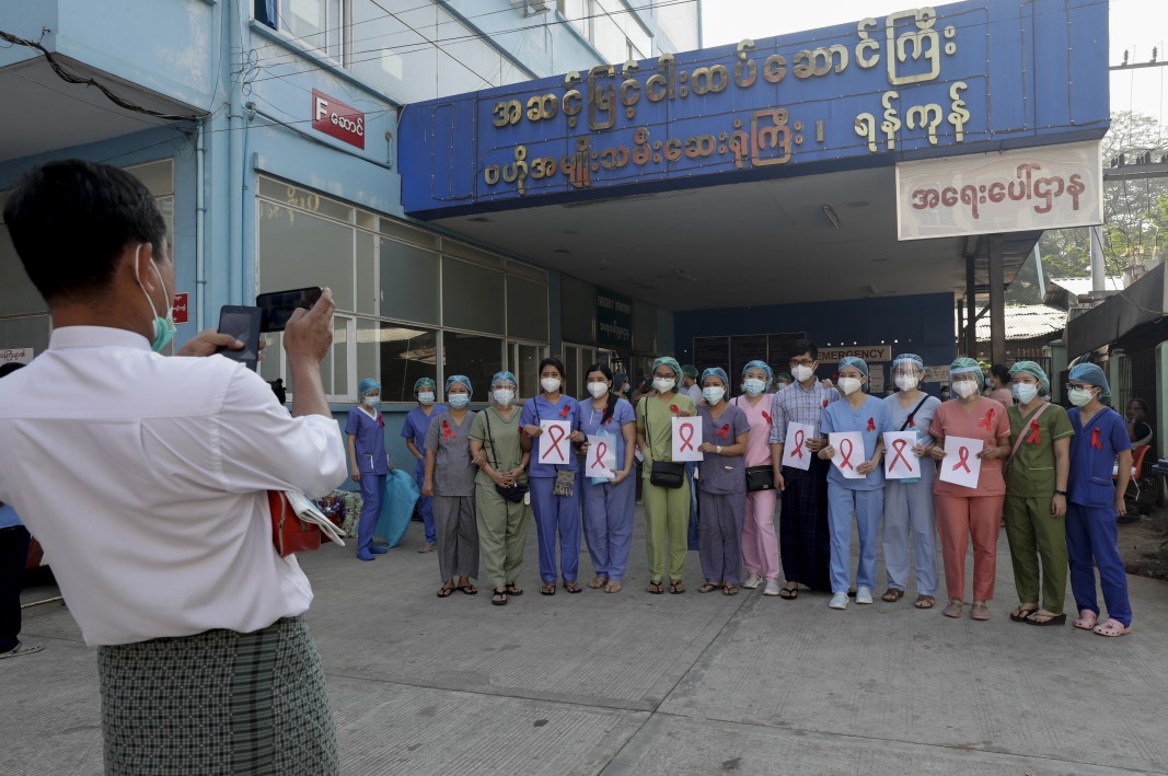 Медици в болница в Янгон - червените панделки символизират съпротивата срещу военния преврат. 3 февруари 2021 г.
