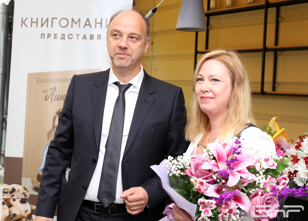 Линда Петкова с издателя Илиян Андонов.