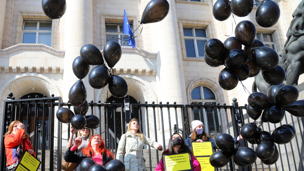 Неправителствена организация зазащита на жените организира протестна акция в палет на жертвите на домашно насилие. 8 март 2021 г., пред Съдебната палата в София  Снимка: БГНЕС
