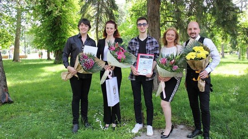 Квартет „ГеоМарЧаЛо“ дари паричната награда на цигуларя Габриел Славчев       Снимка: Латинка Светозарова