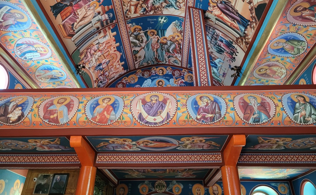 Модерни иконописи от стъклофибър обновиха изцяло интериора в Църквата