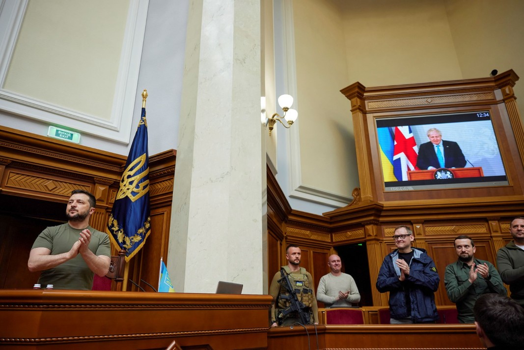 Президентът на Украйна Володомир Зеленски (най-вляво) слуша речта на Борис Джонсън по видео връзка в украинския парламент - Киев, 3 май 2022