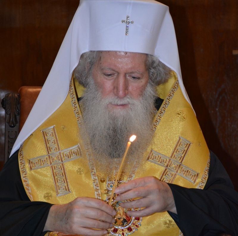 Негово Светейшество Българският патриарх Неофит получи Благодатния огън от Йерусалим, който снизходи на Божи гроб.
