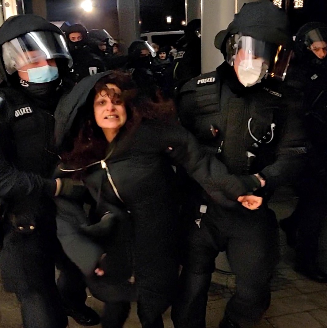 Арест на протестираща в Ерфурт, 13 декември 2021 г./Ройтерс