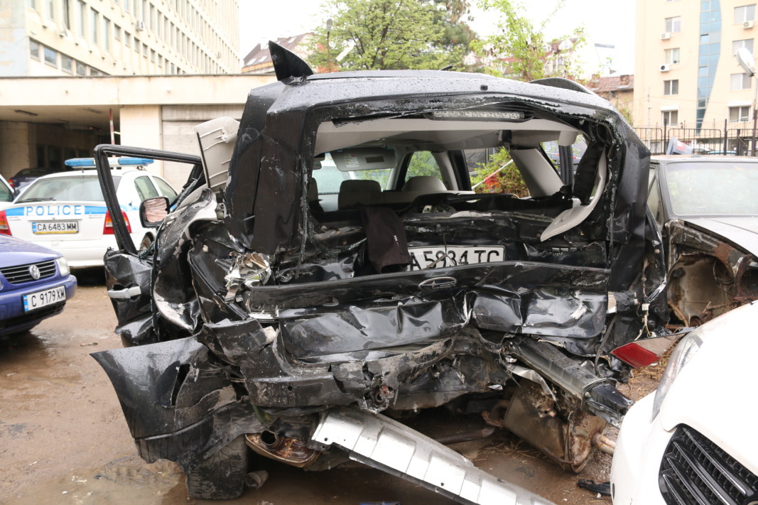 Автомобилите от катастрофата с журналиста Милен Цветков са на паркинг пред СДВР.