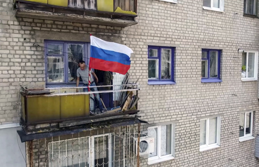 Снимка от видеоклип на руското МО показва мъж на балкона си в Лисичанск, 4 юли 2022 г./ЕПА/БГНЕС