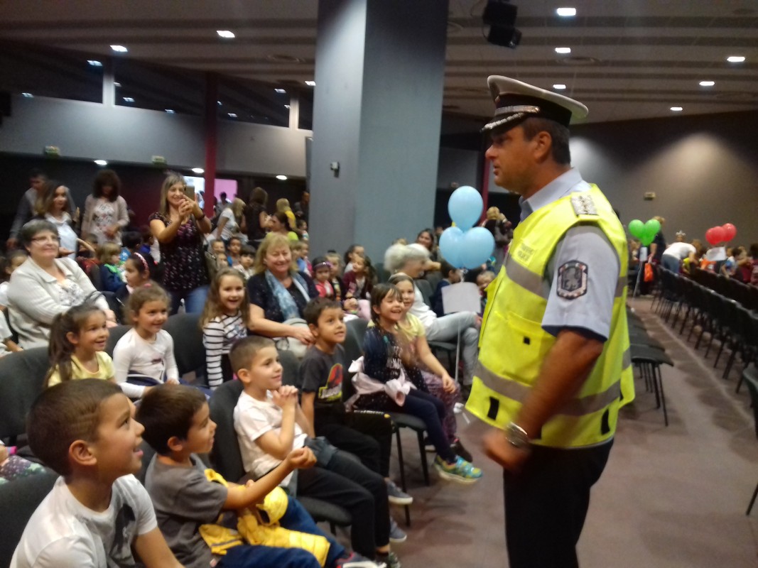 Инспектор Ботьо Гиргинов от КАТ на среща с деца от пловдивски детски градини