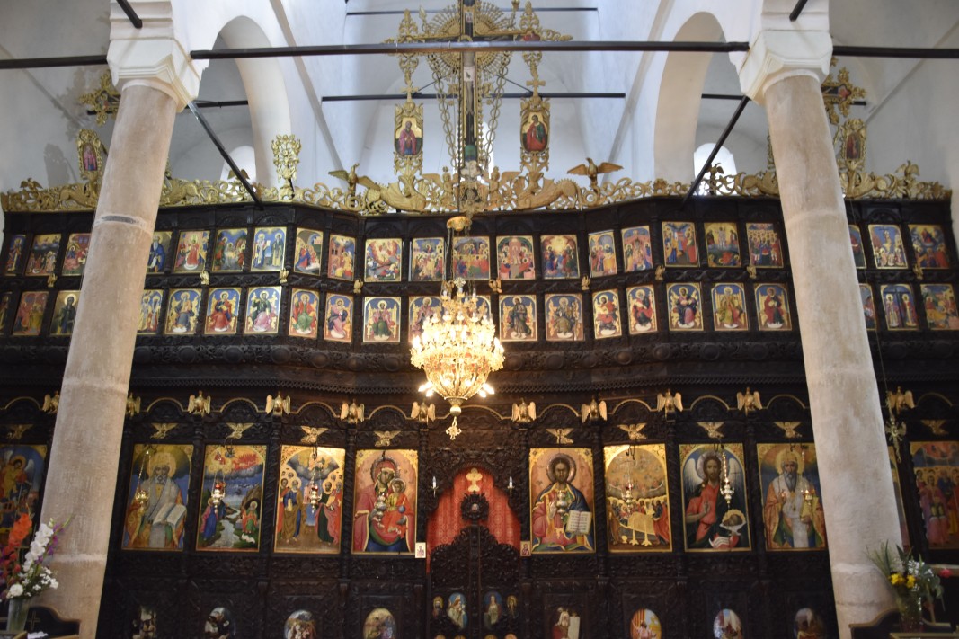 Иконостасът на църквата Успение Богородично в Пирот