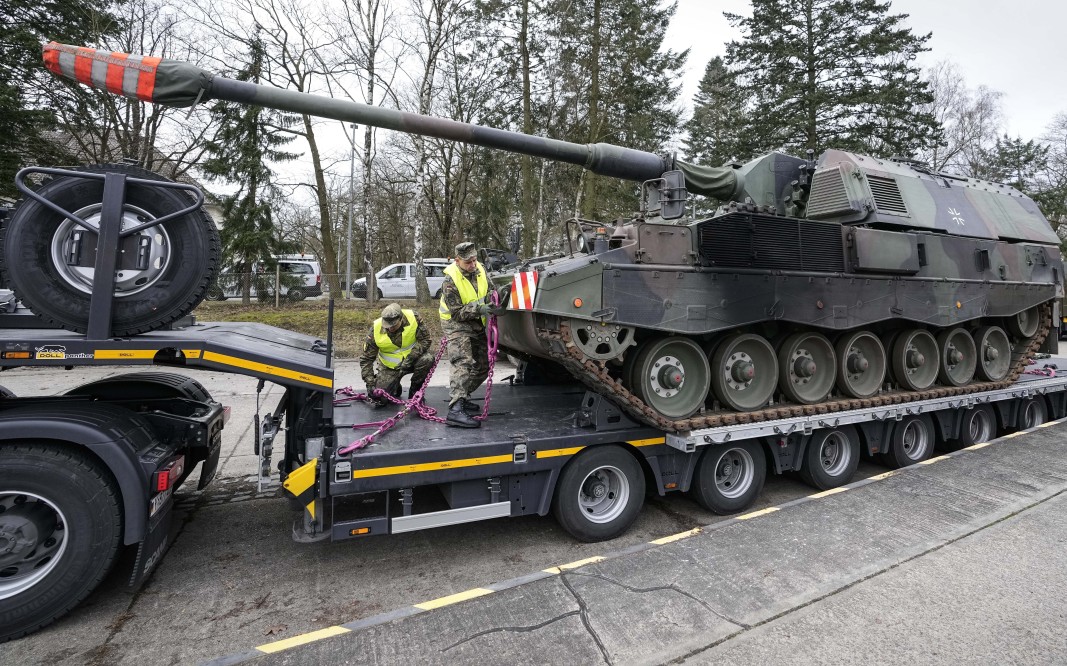 Германски войници товарят военна техника за транспорт до Литва в база на Бундесвера в Мюнстер, архив: АП/БТА.