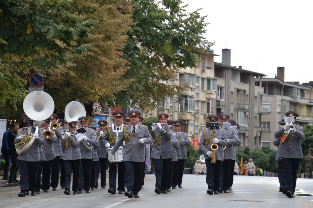 Фестивалният оркестър на НВУ и Втора Тунджанска механизирана бригада.
