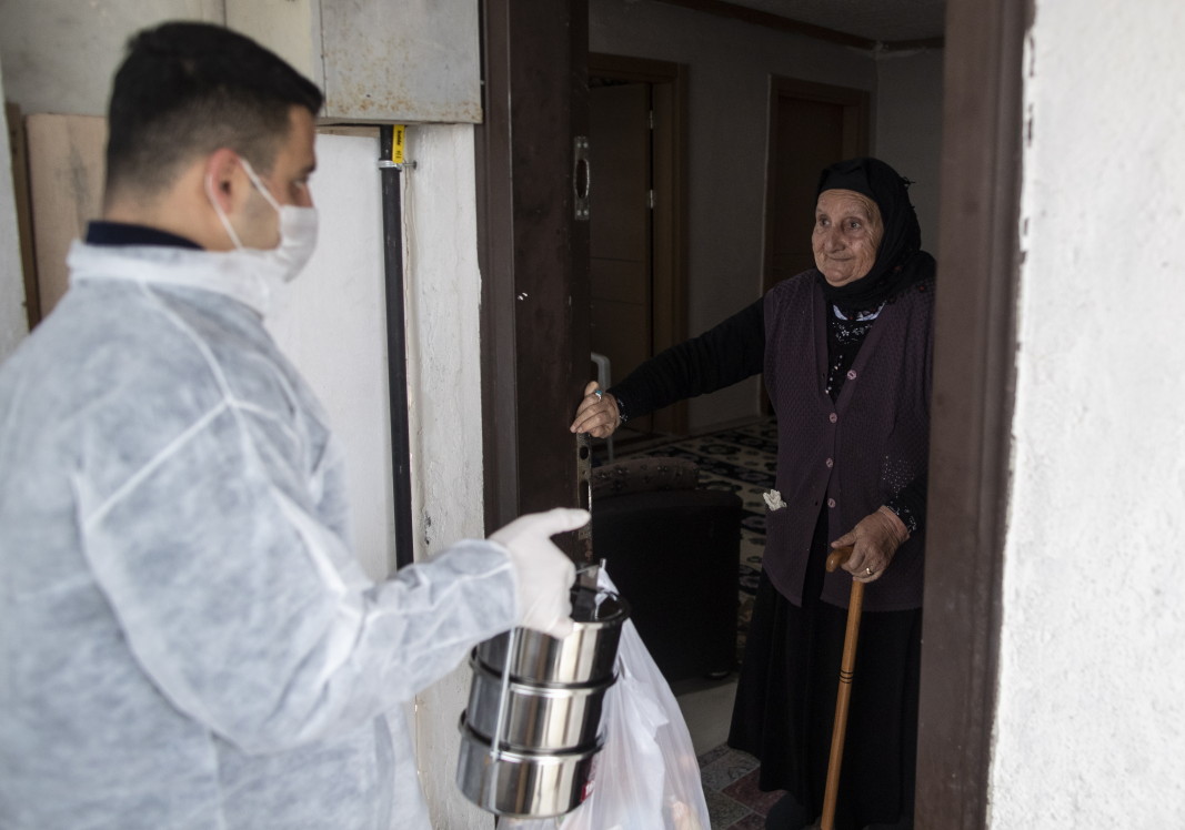Служител на социалния патронаж в Истанбул доставя храна на възрастна жителка на мегаполиса, 23 март 2020 г.