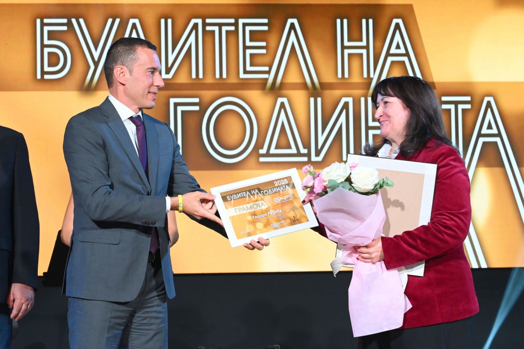 Кметът Васил Терзиев връчва наградата на Столична община на Тодора Радева
