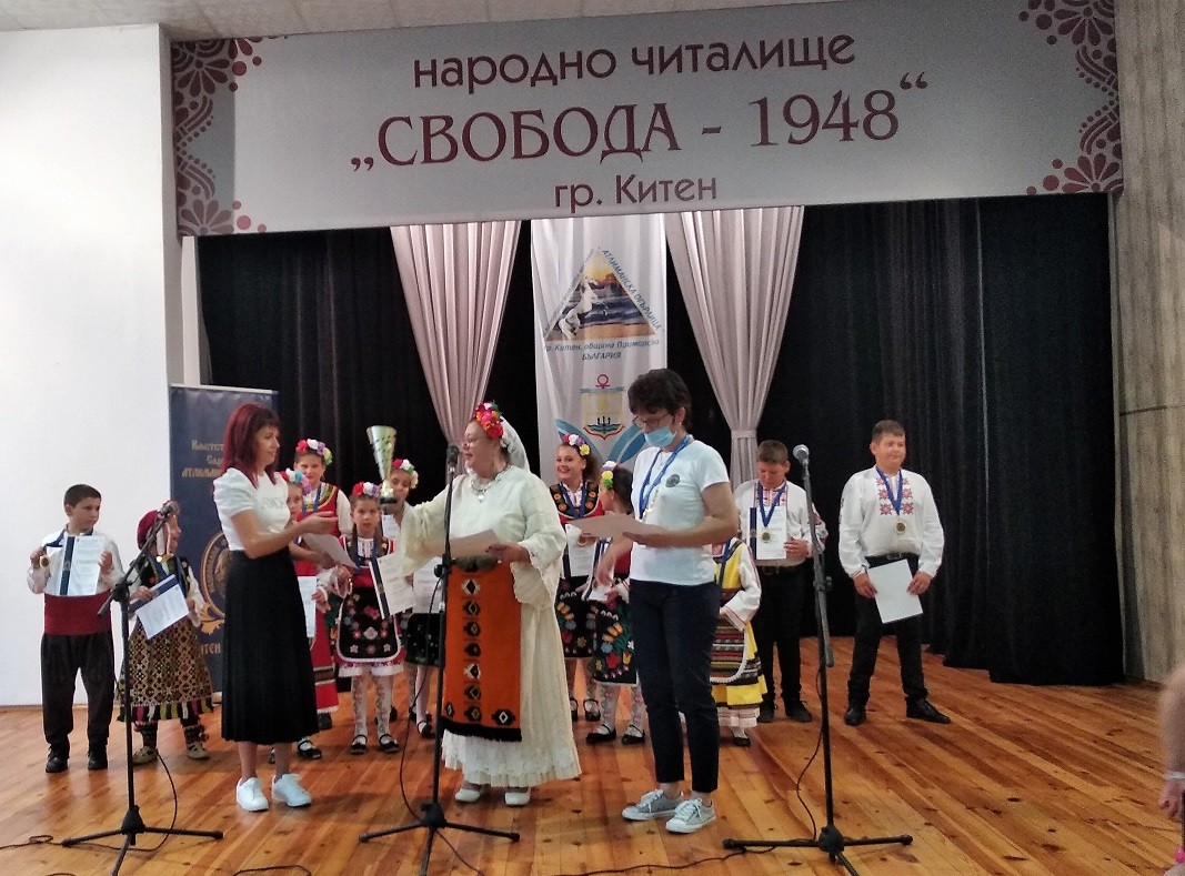 Петя Григорова и дети из школы „Славейче“, г. Сливен. Награду вручает Златка Ставрева