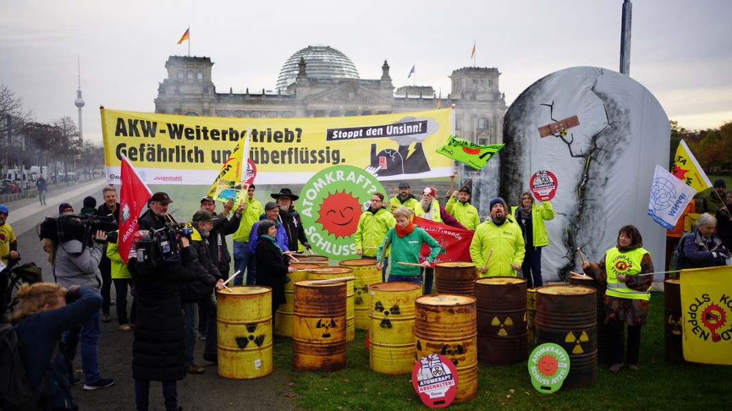 Германски екоактивисти на протест срещу ядрените мощности  Снимка: ЕПА/БГНЕС