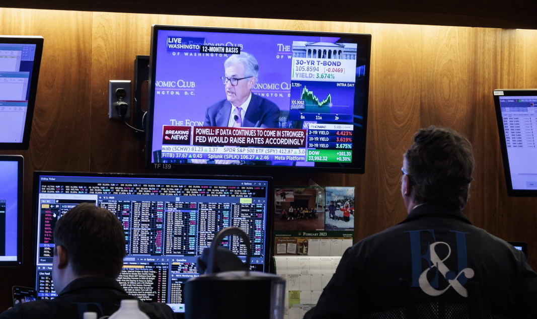 Екран показва речта на председателя на Федералния резерв на САЩ Джером Пауъл за състоянието на американската икономика, Нюйоркската фондова борса, САЩ, на 7 февруари 2023 г.