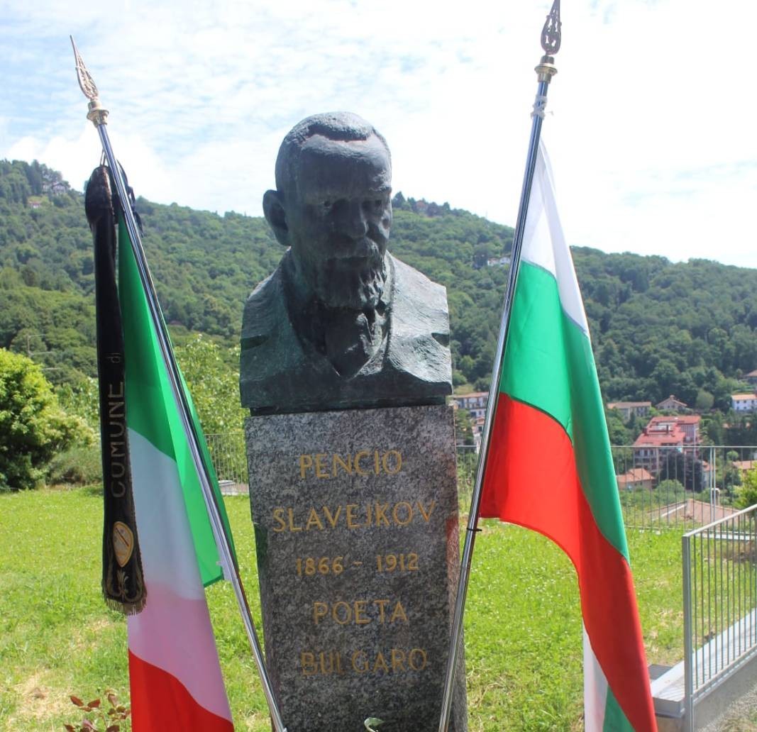 The monument to Pencho Slaveykov in Brunate