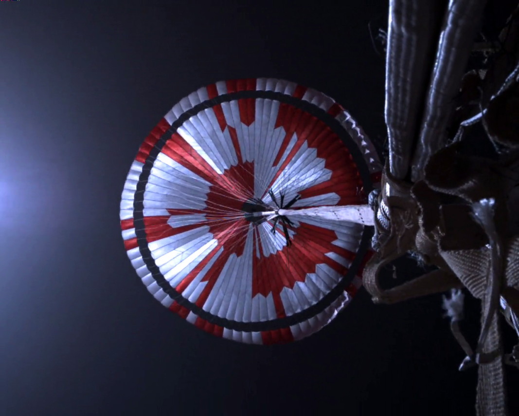 Η Perseverance προσγειώθηκε στον Κόκκινο Πλανήτη στις 18 Φεβρουαρίου με τη βοήθεια ενός αλεξίπτωτου.
