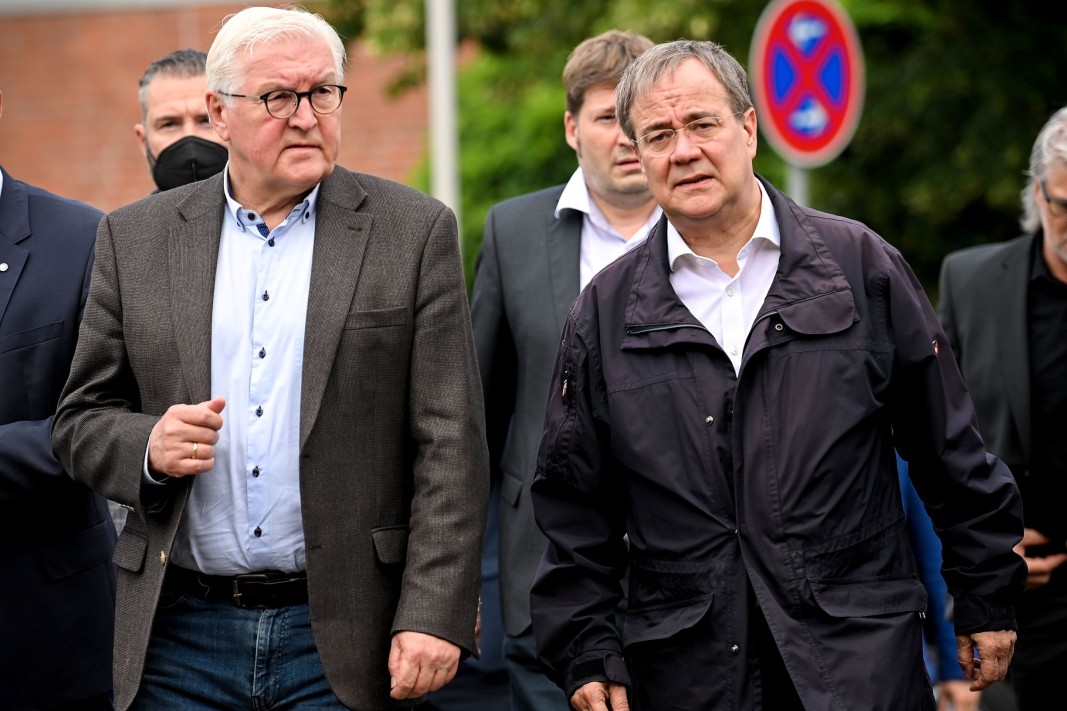  Президентът на Германия Франк-Валтер Щайнмайер (вляво) и министър председателят на Северен Рейн-Вестфалия Армин Лашет 
