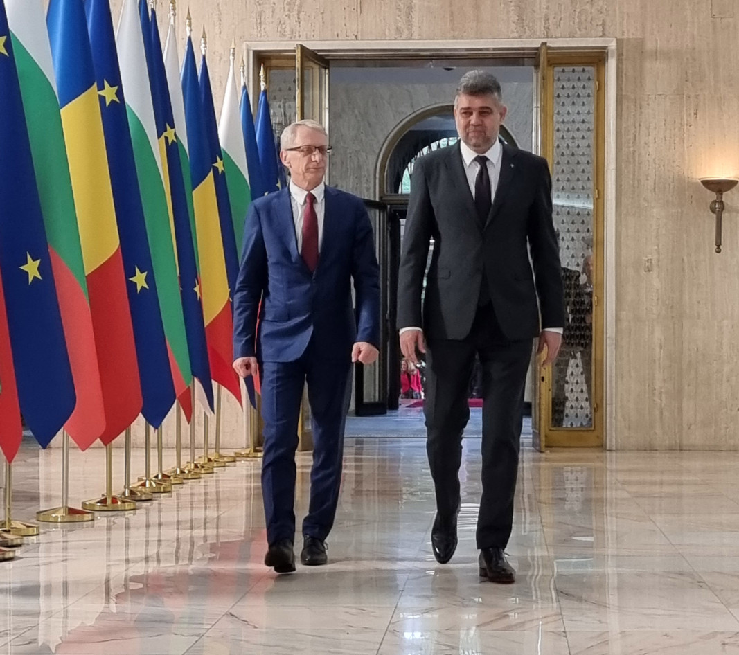 Николай Денков пристигна на еднодневно посещение в Букурещ. Той беше посрещнат от румънския си колега Марчел Чолаку пред главния вход на Двореца 