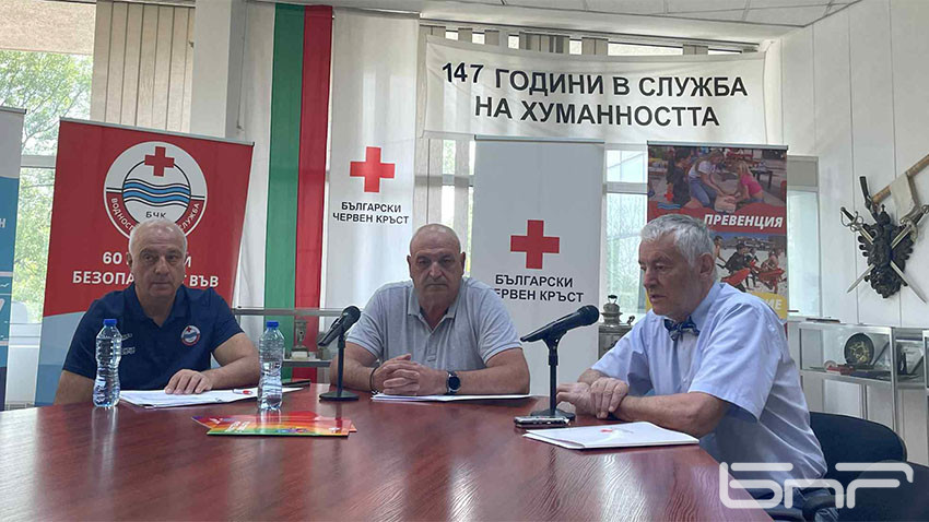 Антон Налбантов, доц. Стоян Андонов и председателят на БЧК Христо Григоров / Снимка: Златина Петкова