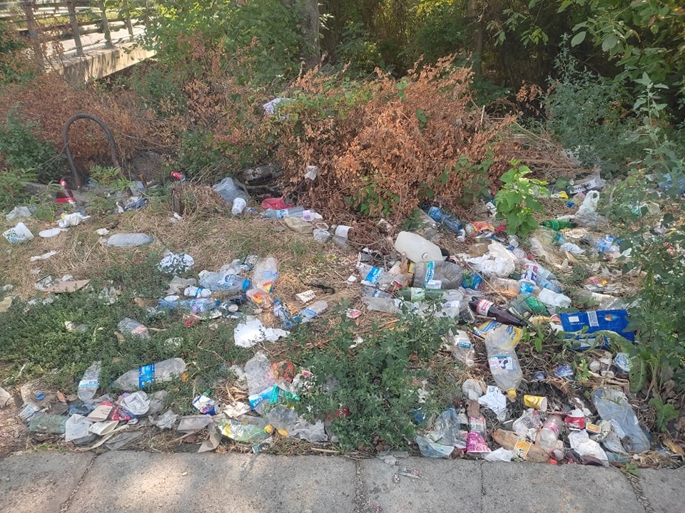чешмата край Ботево и изхвърлените пластмасови отпадъци