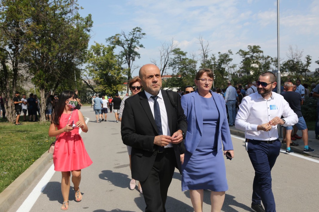Деница Сачева и Томислав Дончев при пристигането си на конференцията на ГЕРБ
