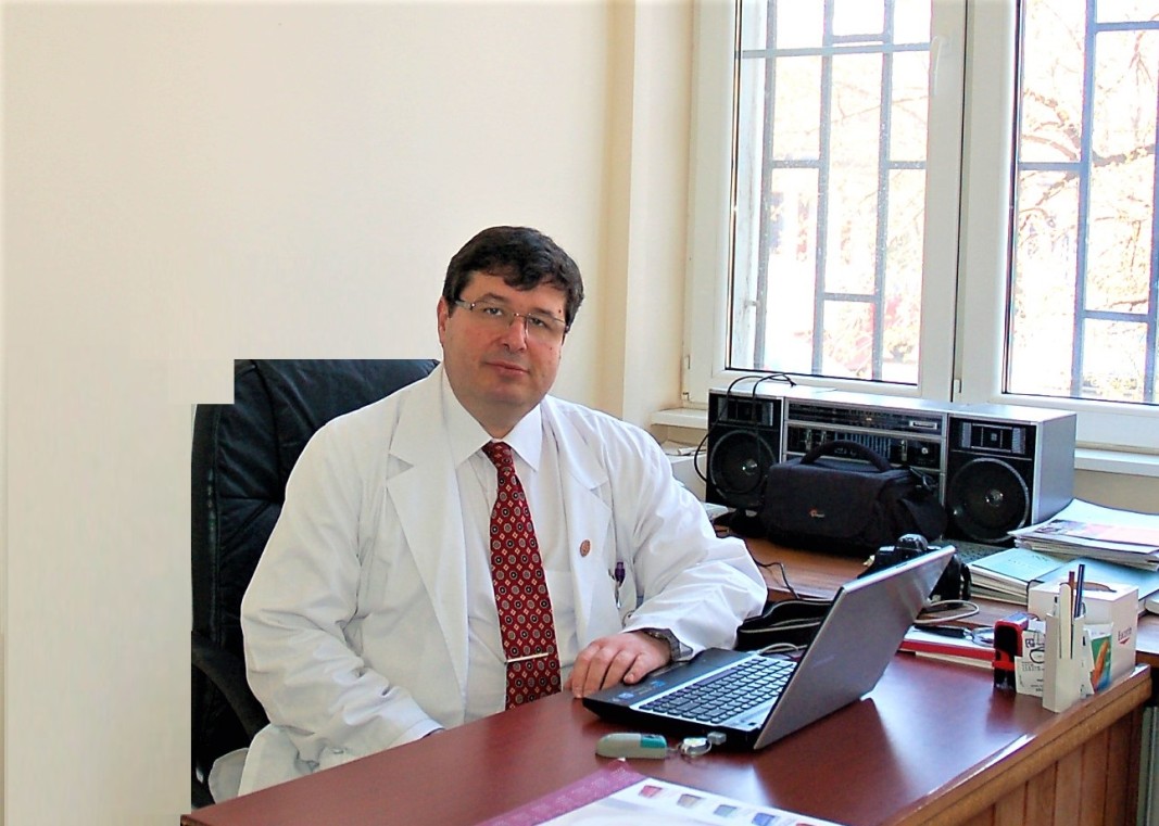 Доц. Любомир Дурмишев - завеждащ сектор по физио и фототерапия към Клиниката по кожни и венерически болести на УМБАЛ
