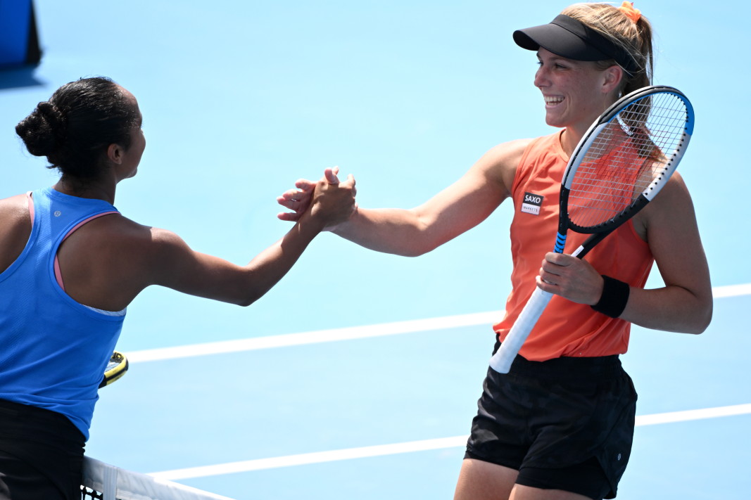  Инглис (вдясно) се поздравява с Фернандес след успеха си. 