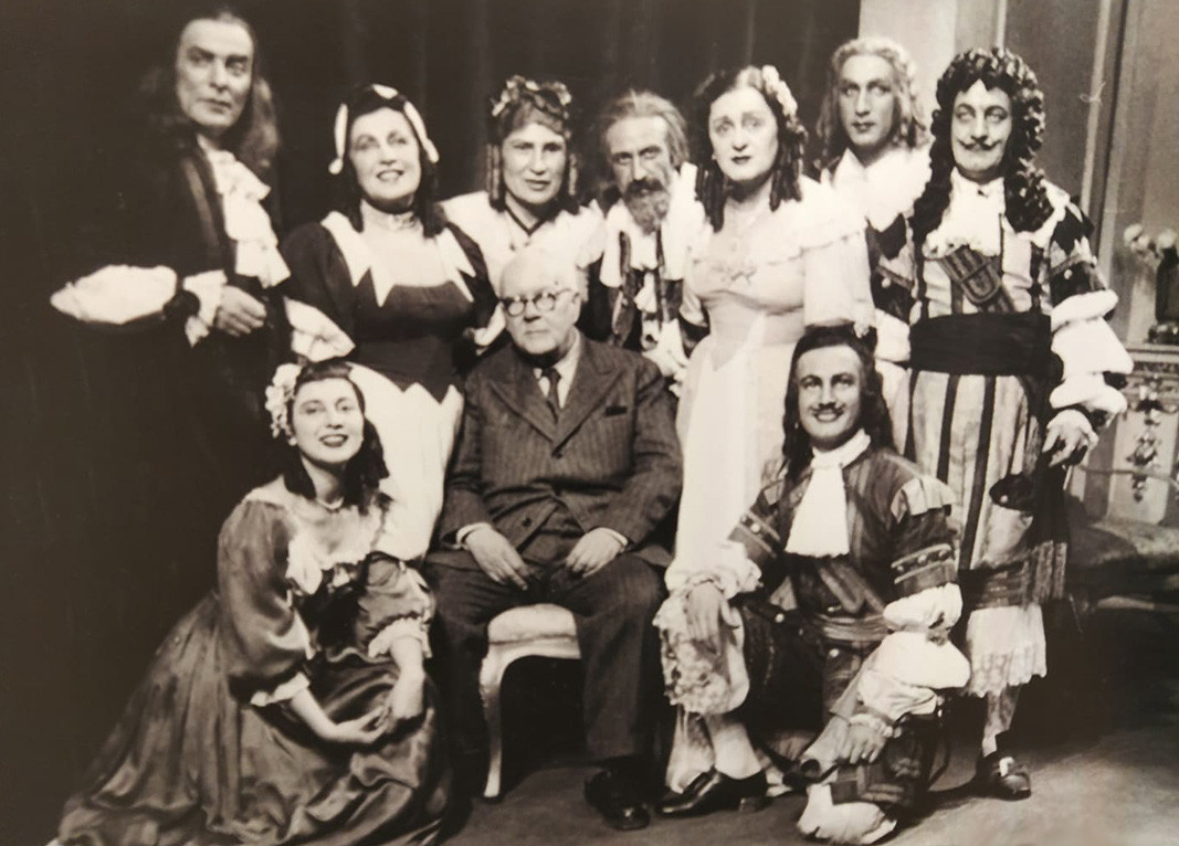 Николай Масалитинов с творческим коллективом спектакля „Тартюф” в Народном театре, 1944 г.