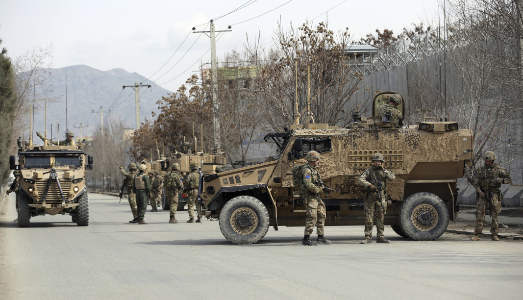 Войници от НАТО също бяха пратени в района на нападението в Кабул.