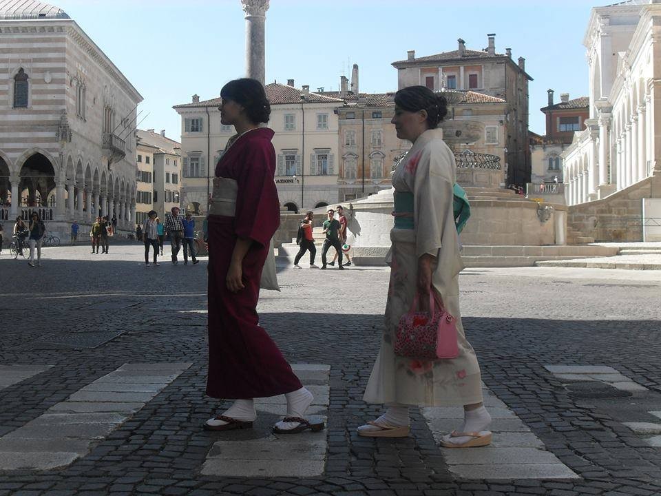 Фестивал в Удине, Италия. Момичетата наподобяват Бийтълс походка, облечени в усомоно (лятно кимоно)