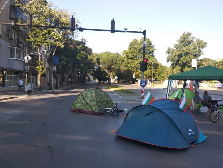 Палатките на антиправителствения протест са на кръстовището пред общината