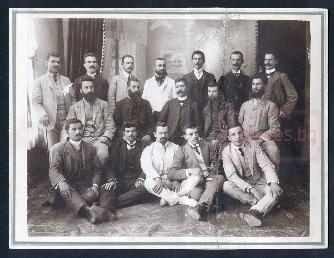 Видни дейци на ВМОРО и ВМОК в 1909 година. Александров е последен на втория ред