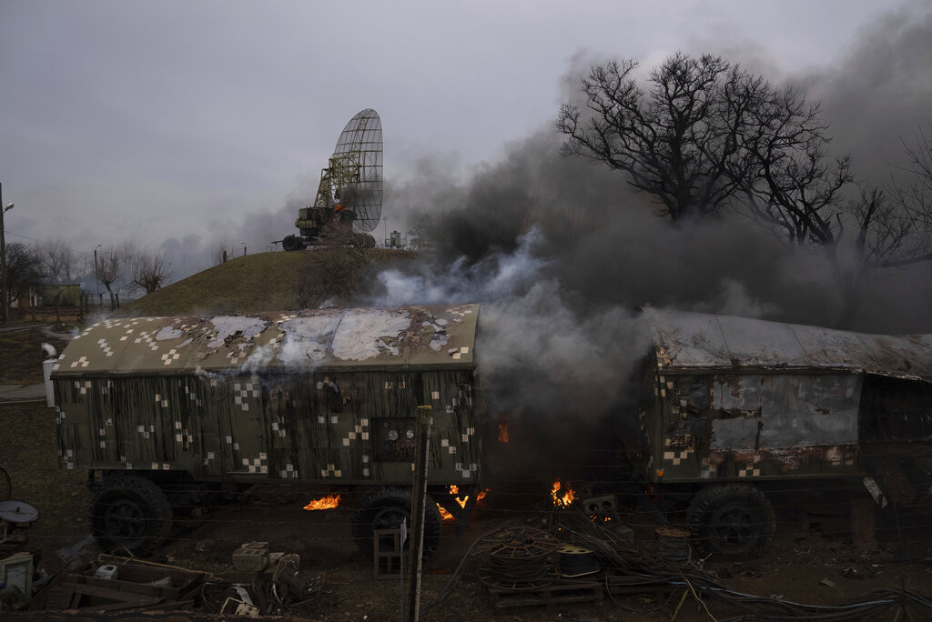 Пожар след руски удар в база на ПВО в Мариупол. Снимка: Асошиейтед прес
