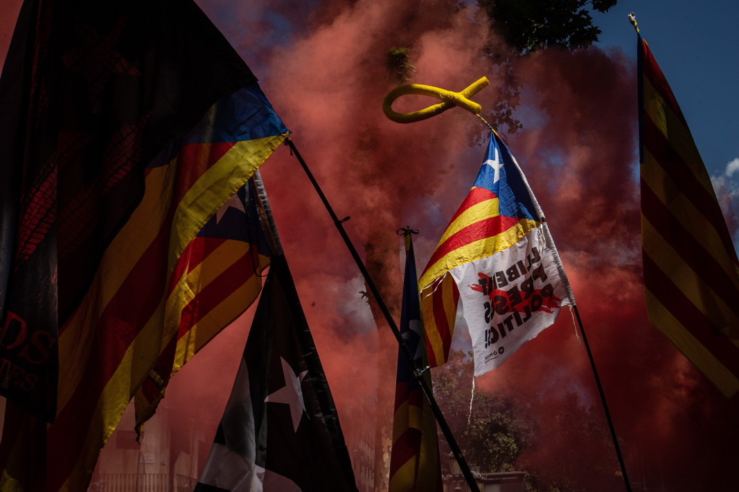 На протеста срещу посещението на испанския премиер Педро Санчес и с искане за независимост на Каталуня и помилването на каталунски лидери, край театър Liceu, Барселона, 21 юни 2021 г.