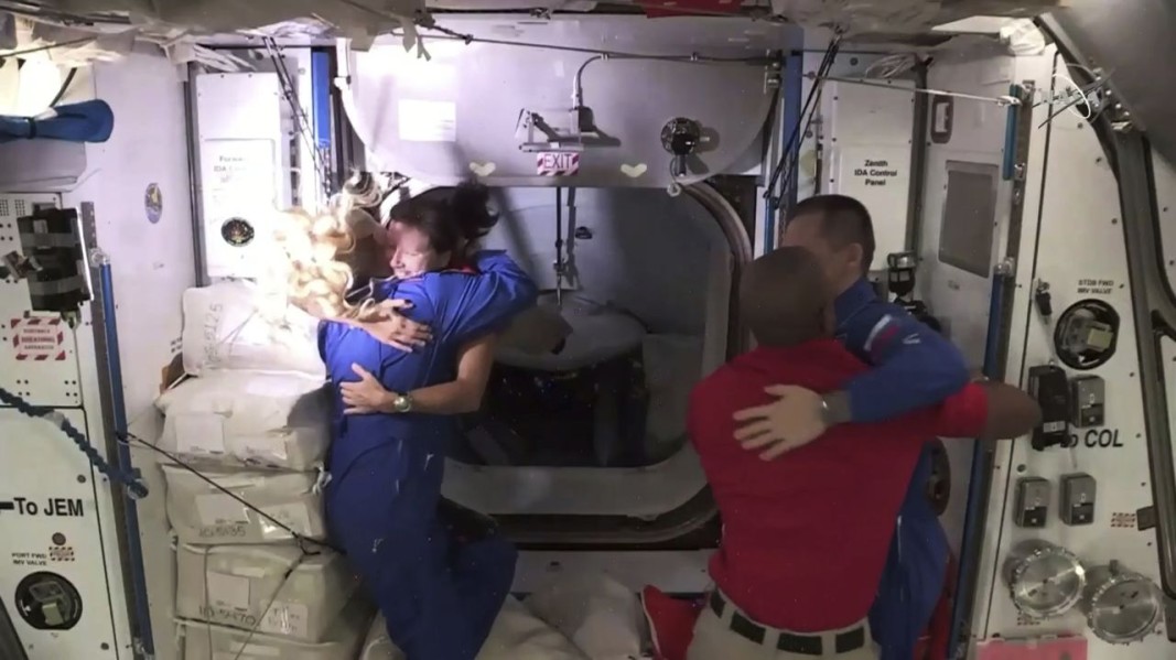 Посрещането на пристигналите на МКС астронавти. Снимка БТА