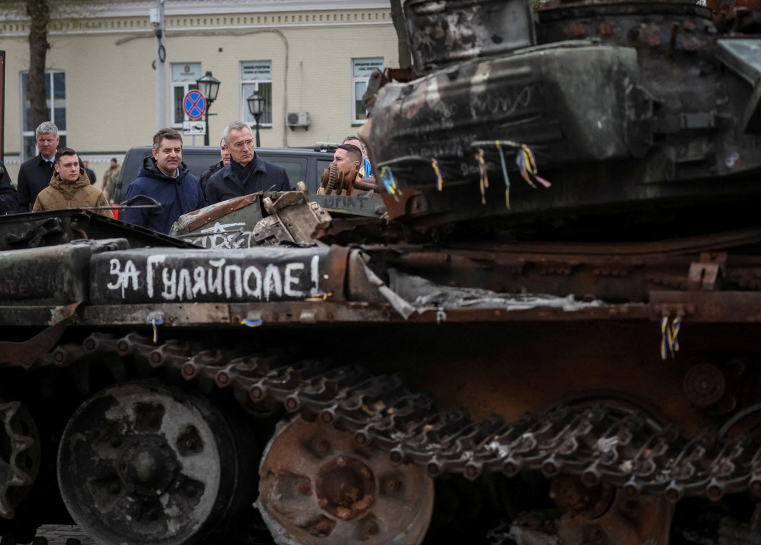 Шефът на НАТО Столтеберг разглежда унищожена руска бойна техника в Киев