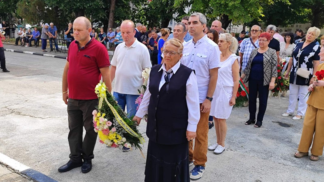 В центъра на Алфатар беше открит паметник на Васил Левски