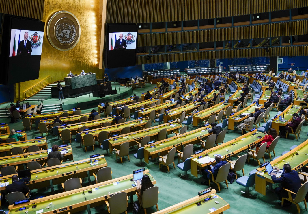 Президентът Румен Радев се вижда на видеоекран, докато прави дистанционно обръщение към 76 -ата сесия на Общото събрание на ООН, в Ню Йорк, 21 септември 2021 г./ Снимка: ЕПА/БГНЕС