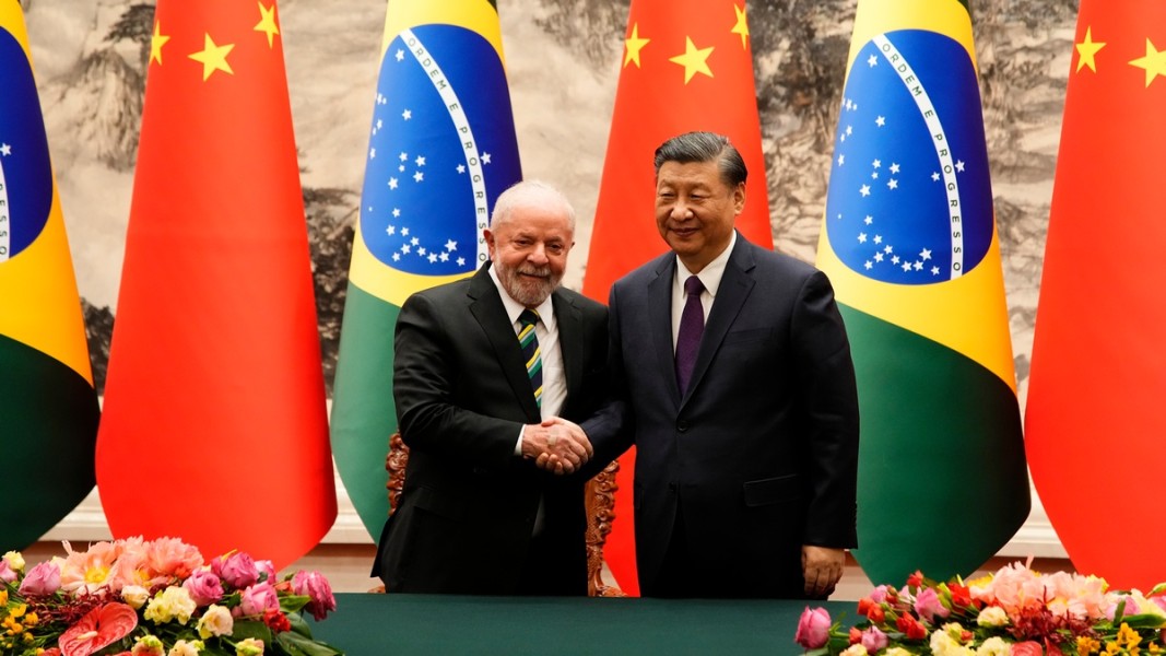Бразилският президент Лула да Силва и китайският му колега Си Цзинпин в Пекин, април 2023 г. Снимка: ЕПА/БГНЕС