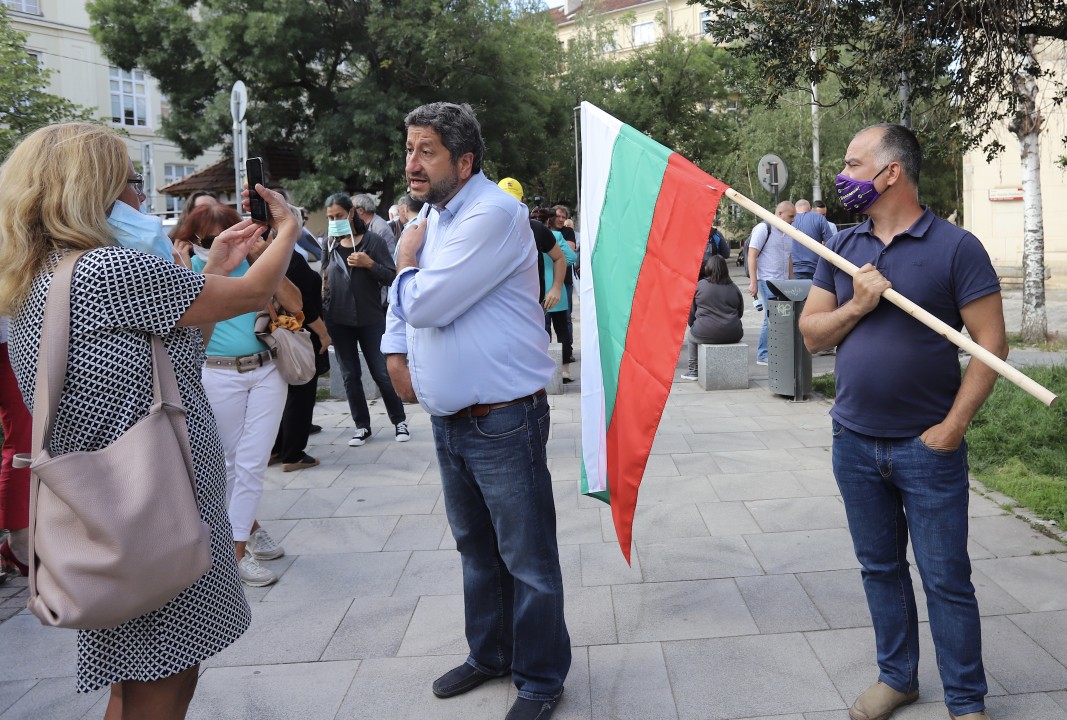 Христо Иванов, Атанас Атанасов, членове и симпатизанти на Коалиция Демократична България протестират пред МВР