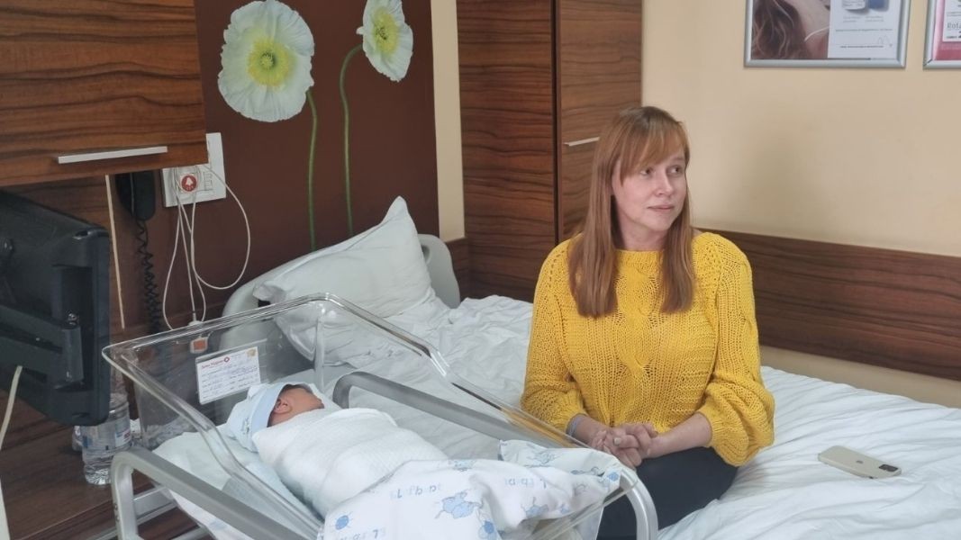 Олена Молована с новорожденным сыном Михайло